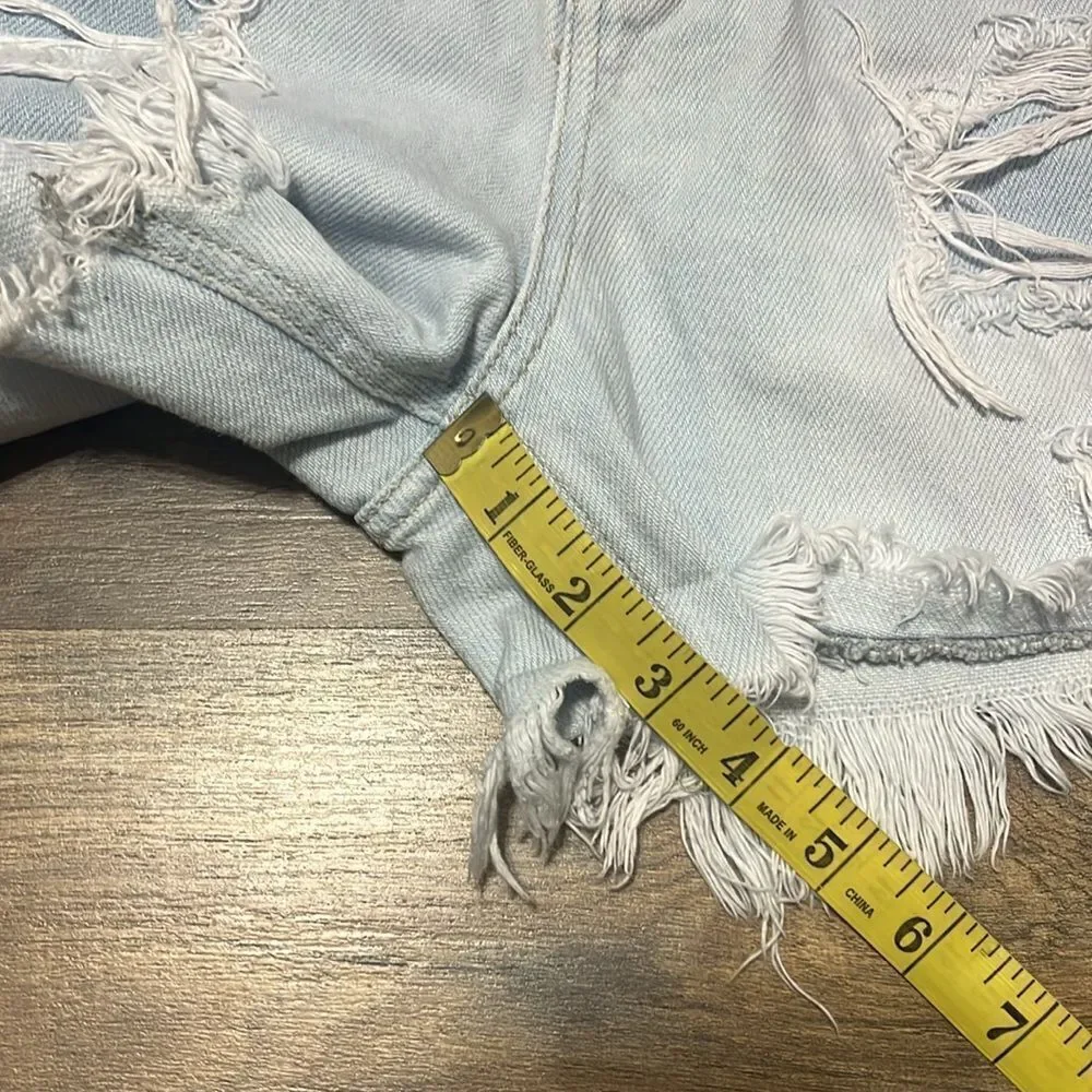 KanCan distressed light wash shorts size 11/29